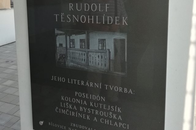 Pamětní deska na náměstí,  v blízkosti obecního úřadu a knihovny | foto: Dagmar Misařová,  Český rozhlas