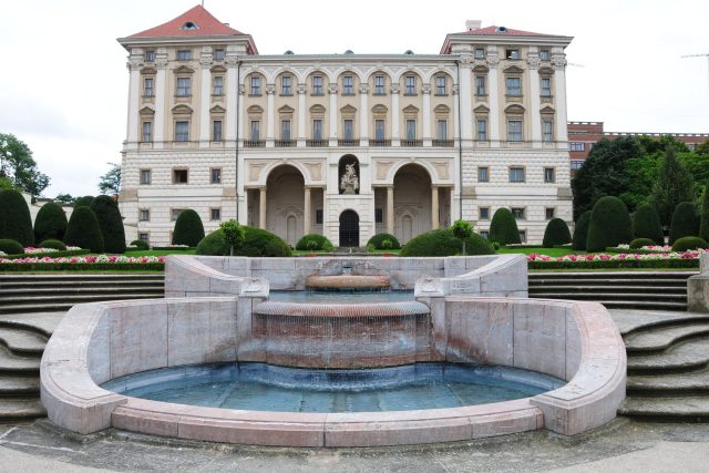 Kaskádovitá fontána v zahradě Černínského paláce | foto:  MZV ČR