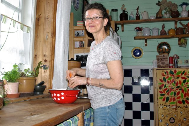 Moje kuchyně - můj hrad... Eva Francová připravuje pokrmy pro budoucí Krizovou kuchařku ze Svatojánu | foto: Vladislava Wildová,  Český rozhlas