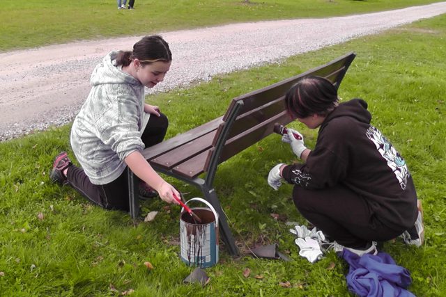 Žáci ve Studené natírají lavičky v parku | foto: Lenka Turčínková