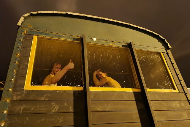 Takto by mohla sauna ve vagónu vypadat,  až bude fungovat. Nadšenci zkoušejí pózovat už od začátku stavby. | foto: Tomáš Kremr,  Český rozhlas Brno