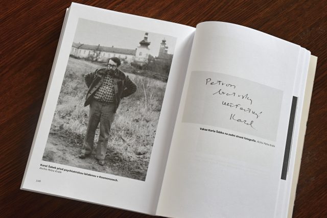 Otevřená kniha Místo hvězdy kominík,  fotografie Karla Šebka a vzkaz Karla Šebka na zadní straně fotografie | foto: Gabriela Jakoubková