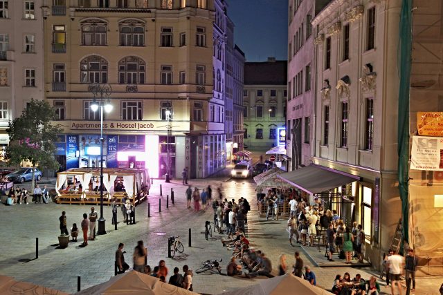 Pohled na Jakubské náměstí ve večerních hodinách | foto: Jiří Salik Sláma,  MAFRA / Profimedia