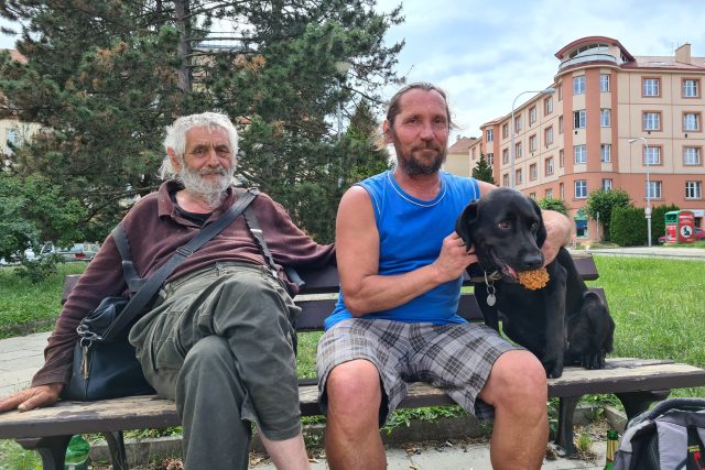 Pan Mirek  (vpravo) se svým psem Shrekem | foto: Tomáš Kremr,  Český rozhlas