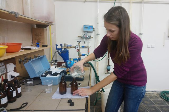 Vědci z Brna testují nový způsob odstraňování léčiv z vody. Na snímku příprava odebraného vzorku pro vyhodnocení výsledné koncentrace | foto: Daniela Lukášová