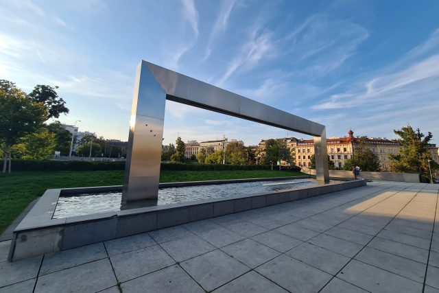 Na piazettě před Janáčkovým divadlem převažuje světlá dlažba,  je tam kašna i stromy | foto: Tomáš Kremr,  Český rozhlas