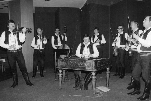 Muzika při vystoupení v roce 1982 s primášem Josefem Kučerou | foto: Slovácké muzeum v Uherském Hradišti