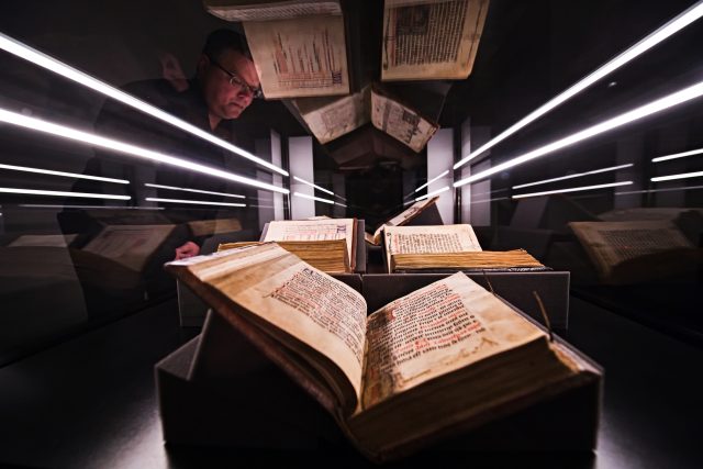 Gotické rukopisy,  které nechala zhotovit královna Eliška Rejčka,  vystavené v expozici na Špilberku | foto: Patrik Uhlíř,  ČTK