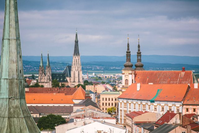 Věže olomouckých kostelů. Vlevo věž nad hlavní lodí Chrámu sv. Mořice,  uprostřed vzadu Katedrála sv. Václava a vpravo dvojice věží Kostela Panny Marie Sněžné na Náměstí Republiky | foto: Jana Volková