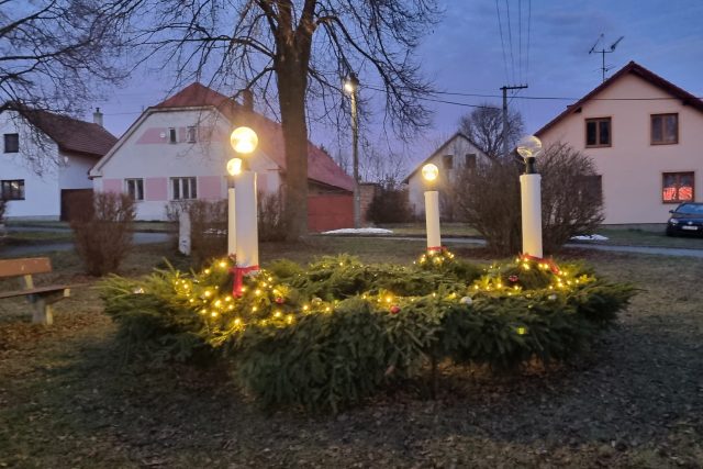 Adventní věnec z kolotoče vytvořili ve Věžnici | foto: Daniel Zach,  Český rozhlas