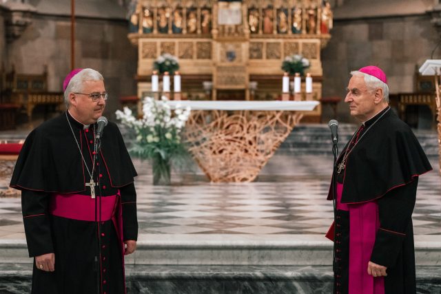 Brněnští biskupové Pavel Konzbul a Vojtěch Cikrle  (vpravo). | foto: Štěpán Langášek,  Biskupství brněnské