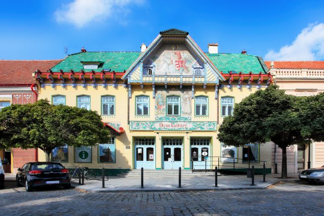 Dom kultúry podle návrhu Dušana Jurkoviče stojí na náměstí ve Skalici | foto: Profimedia