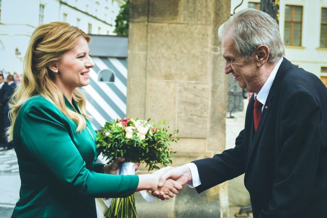Prezident Miloš Zeman předává Zuzaně Čaputové kytici vázanou hradeckými floristkami | foto: Kancelář prezidenta republiky