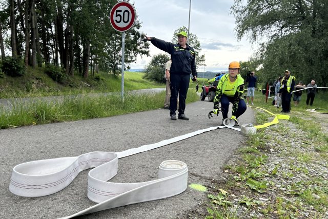 Český rekord v dálkovém vedení vody mezi Sloupem a Novým Borem má na kontě na 400 dětí z hasičských kroužků | foto: Jiří Jelínek,  Český rozhlas