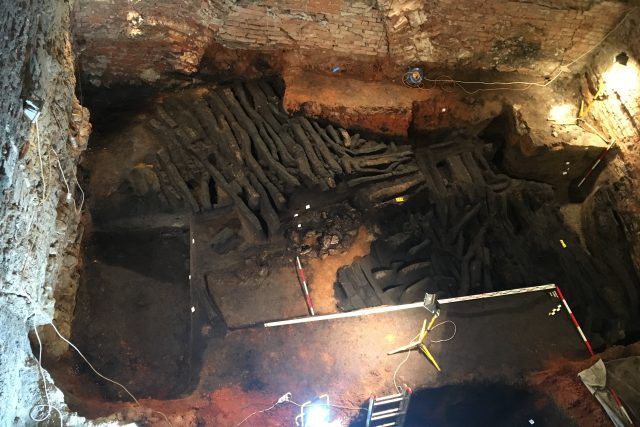 Archeologové objevili v podzemí břeclavského zámku zachovalou středověkou hradbu | foto: Hana Florianová
