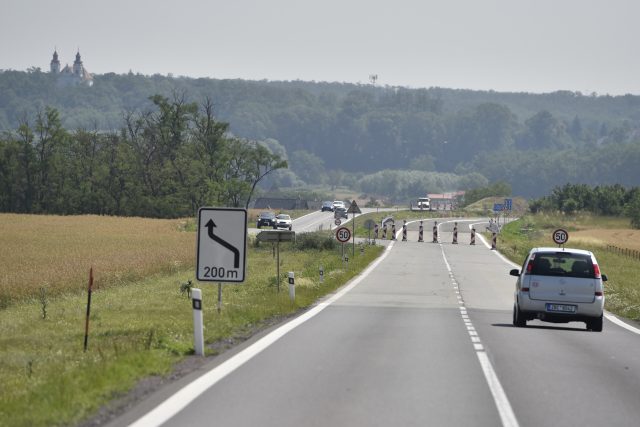 Silničáři po více než dvou letech dokončili práce na obchvatu Lechovic | foto: Václav Šálek,  ČTK