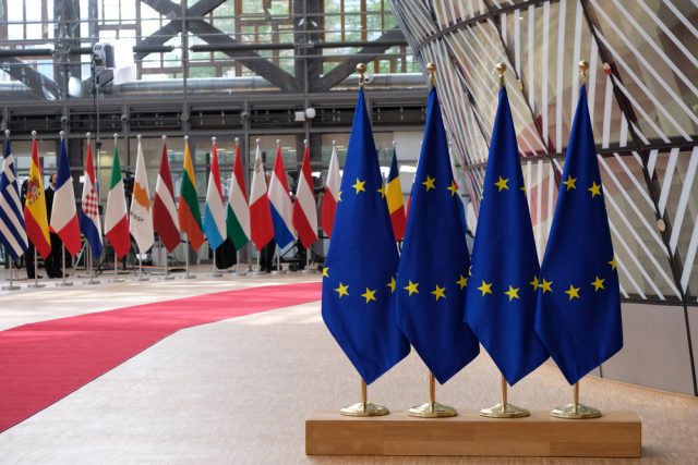Vlajky zemí Evropské unie v budově Evropské rady v Bruselu | foto: Alexandros Michailidis,  Shutterstock