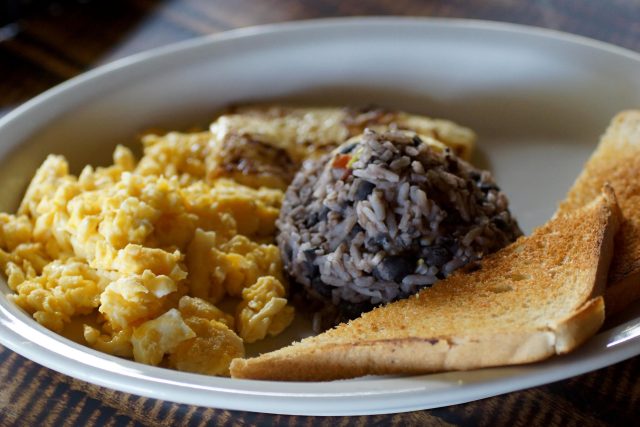 Tradiční kostarická snídaně - Gallo pinto s vejci a tousty | foto: Profimeda
