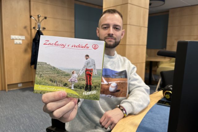 Pavel Karlík s CD Zachovej v srdénku | foto: Ludmila Opltová,  Český rozhlas