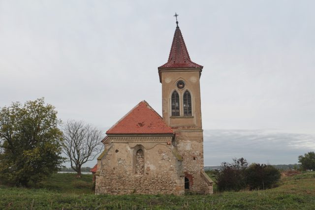 Kostel sv. Linharta leží na ostrově v prostřední Novomlýnské nádrži | foto: Ludmila Opltová,  Český rozhlas Brno