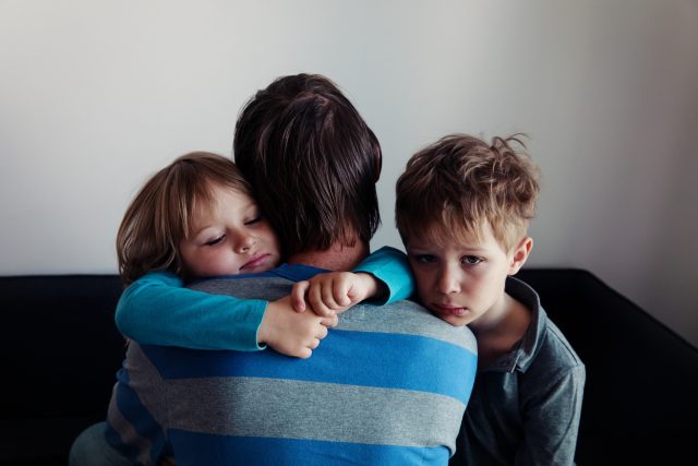 Děti se mohou stát nástrojem v rozvodu rodičů. Máma nebo táta z nich dělají vyjednavače,  donašeče nebo se je snaží poštvat proti druhému | foto: Shutterstock