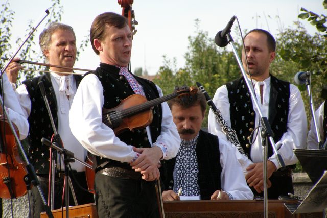 Basista Miroslav Šulko,  primáš Peter Michalovič,  za cimbálem Anton Dinka a klarinetista Peter Horský | foto: Jan Káčer,  Český rozhlas