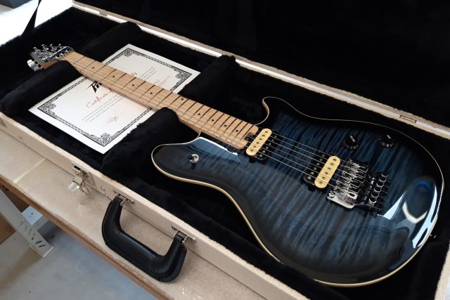 Elektrická kytara dostane na konci výrobního procesu certifikát a v krabici putuje k zákazníkovi | foto: Barbora Kvapilová,  Český rozhlas