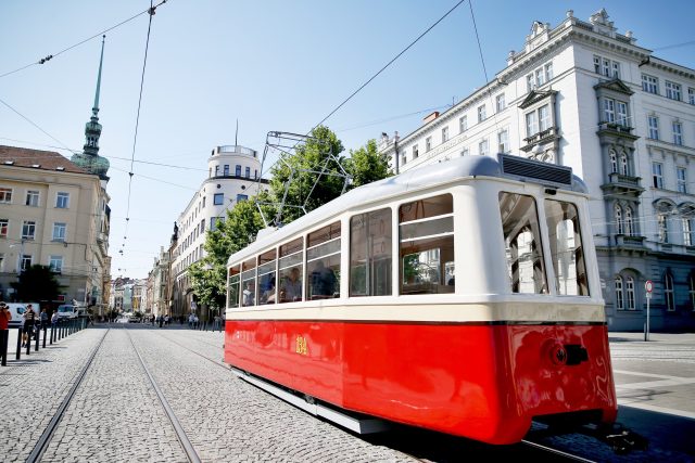 Zrekonstruovaná historická tramvaj 4MT projíždí Moravským náměstím v Brně | foto: Anna Vavríková,  MAFRA/Profimedia