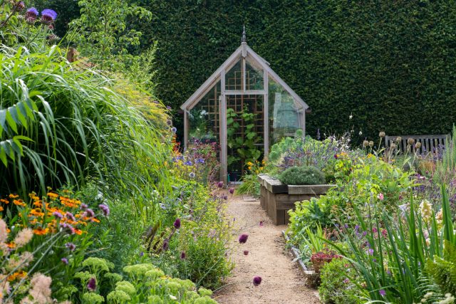 Zahrada se skleníkem a vyvýšeným záhonem | foto: Profimedia