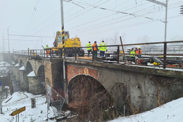 Poškozený železniční most přes řeku Svratku v centru Brna | foto: Tomáš Kremr,  Český rozhlas