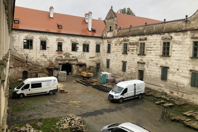 Nádvoří zámku v Uherčicích okupují dělníci | foto: Petr Tichý,  Český rozhlas