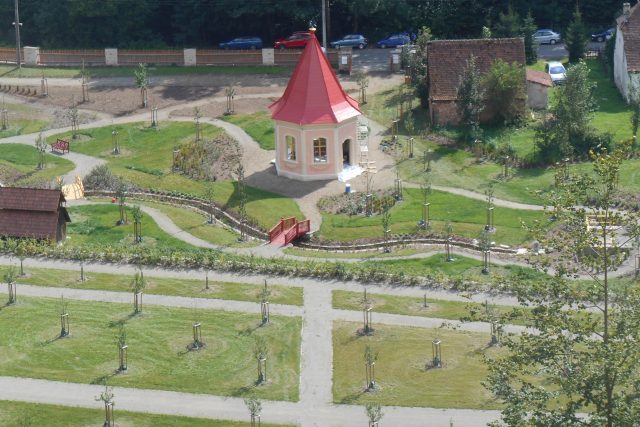 Jednou z nejviditelnějších částí pernštejnských zahrad bude opravený čínský pavilon. | foto: Miloš Šenkýř,  Český rozhlas Brno
