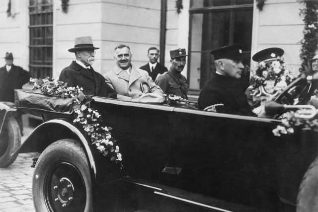 Prezident Tomáš Garrigue Masaryk v otevřeném automobilu na návštěvě v Židlochovicích | foto: ČTK