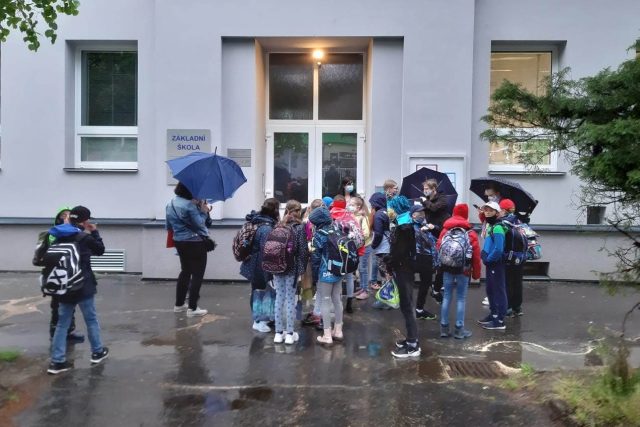 Skupina dětí před školou | foto: Šárka Škapiková,  Český rozhlas