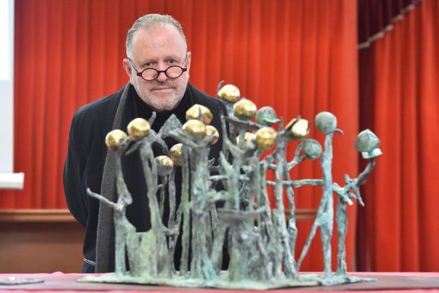Umělecký slévač a sochař Jaromír Gargulák představil model bronzového monumentu nazvaného Hrachovina | foto: Václav Šálek,  ČTK