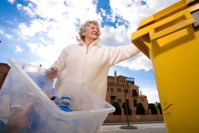 Seniorka,  odpad,  popelnice,  třídění odpadu,  plasty,  komunální odpad,  kontejner,  ilustrační foto | foto: Fotobanka Profimedia