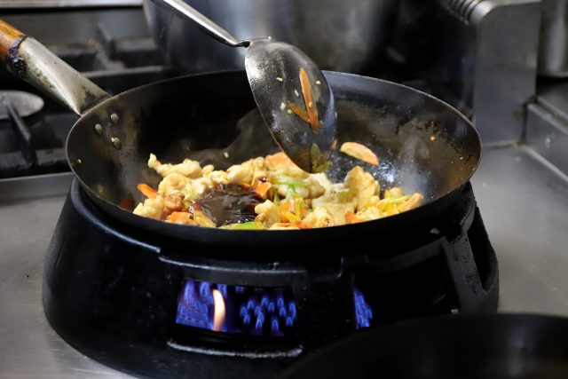 Zeleninu v pánvi wok krátce prohřejeme a pak přidáme maso | foto: Jana Myslivečková,  Český rozhlas