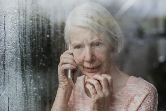 Telefonující žena  (ilustrační foto) | foto: Profimedia