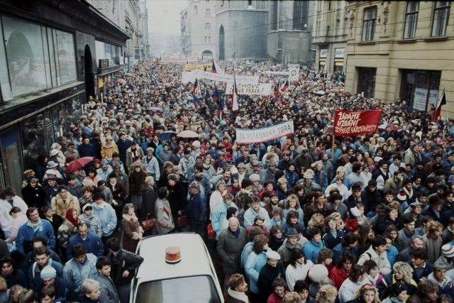 27. listopadu se konala dlouho avizovaná dvouhodinová generální stávka. Pohled do dnešní Rašínovy ulice. V roce 1989 se jmenovala ulice 9. května | foto: Igor Zehl,  ČTK