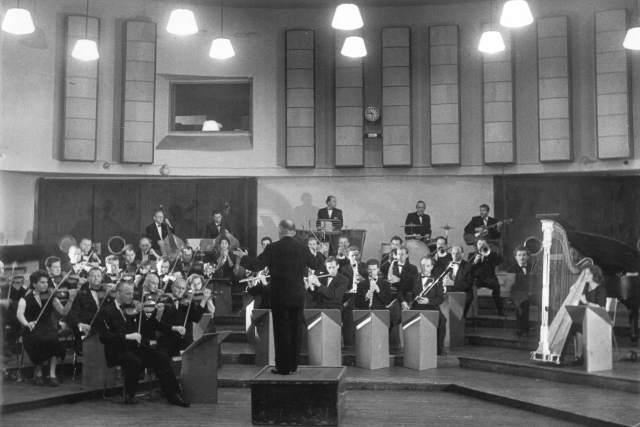 BERO  (Brněnský estrádní rozhlasový orchestr) řídí František Hertl,  snímek z roku 1955 | foto: archiv Českého rozhlasu Brno