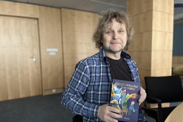 Dalibor Štrunc s knihou 30 let  (nejen) písní od cimbálu | foto: Ludmila Opltová,  Český rozhlas