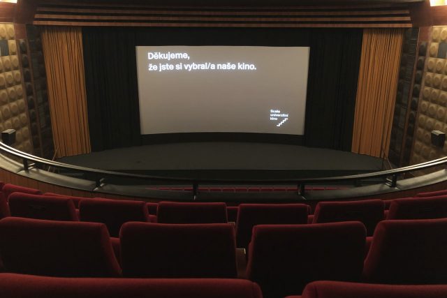 Městský dům,  ve kterém kino sídlí,  budou i v září zkoumat statici | foto: Ludmila Opltová,  Český rozhlas