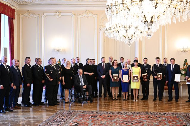 Prezident Miloš Zeman předal ocenění Zlaté záchranářské kříže za rok 2021 | foto: Michal Kamaryt,  ČTK