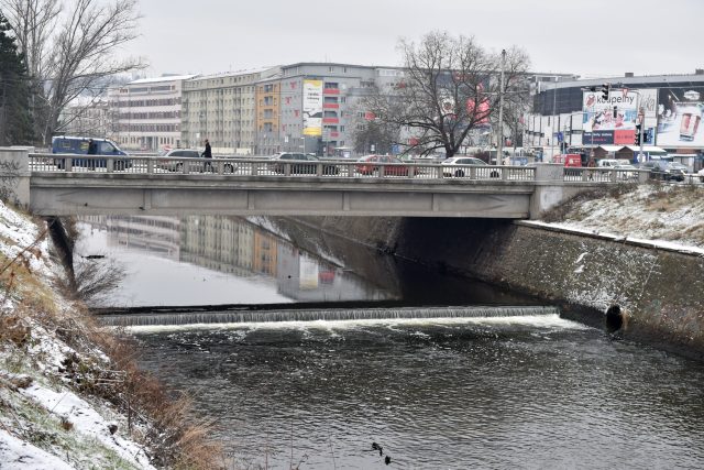 Brno začalo stavět protipovodňová opatření okolo Svratky v úseku od Riviéry až po viadukt přes Uhelnou ulici | foto: Václav Šálek,  ČTK