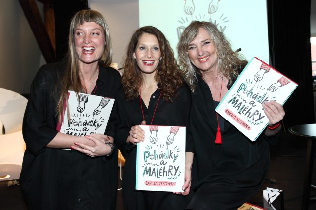 MALÉhRY: Daniela Zbytovská,  Barbora Seidlová a Nikola Zbytovská se svojí knihou Pohádky a MALÉhRY | foto: Profimedia