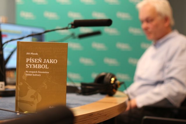 Jiří Plocek ve studiu Českého rozhlasu Brno s knihou Píseň jako symbol | foto: Ludmila Opltová,  Český rozhlas