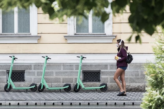 Brno zpřísnilo pravidla pro parkování sdílených elektrických koloběžek  (ilustrační foto) | foto: Profimedia