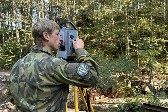 Armáda na Jesenicku pomáhá nejen s likvidací trosek po povodních. Zamířili tam taky ženisté,  kteří mají postavit náhrady za zničené mosty | foto: Lenka Kratochvílová,  Český rozhlas