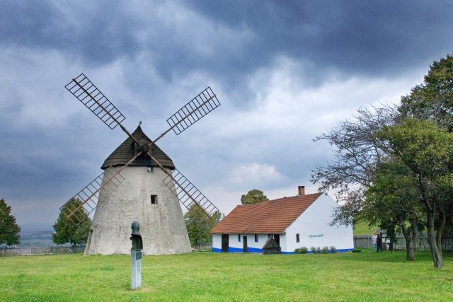 Větrný mlýn v Kuželově je jediným mlýnem holandského typu na Moravě. | foto: Profimedia