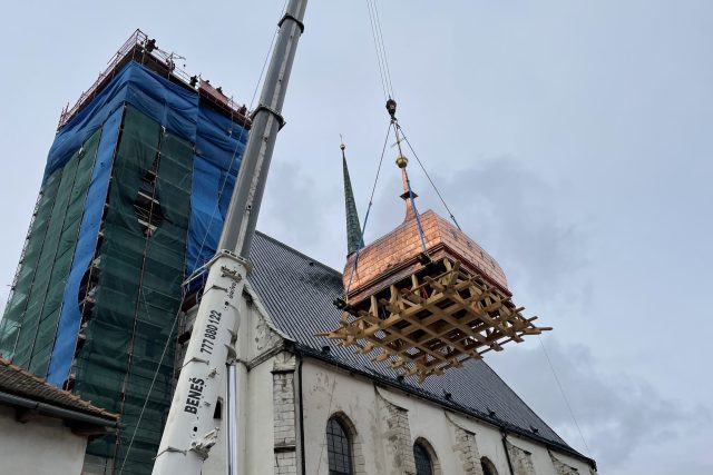 Instalace kupole na kostelní věž v Doubravníku | foto: Hana Florianová,  Český rozhlas